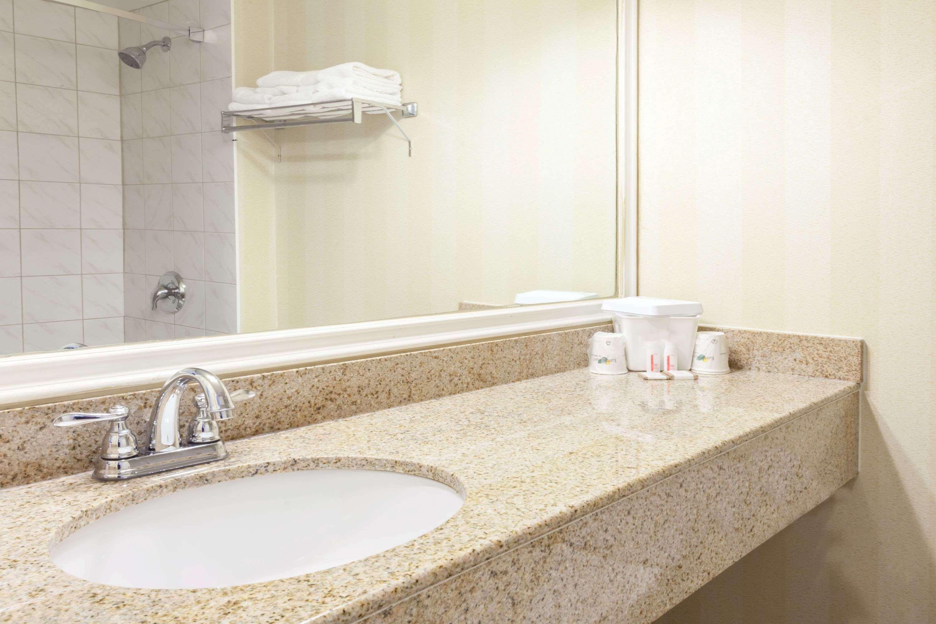 Toronto East Inn Bagian luar foto